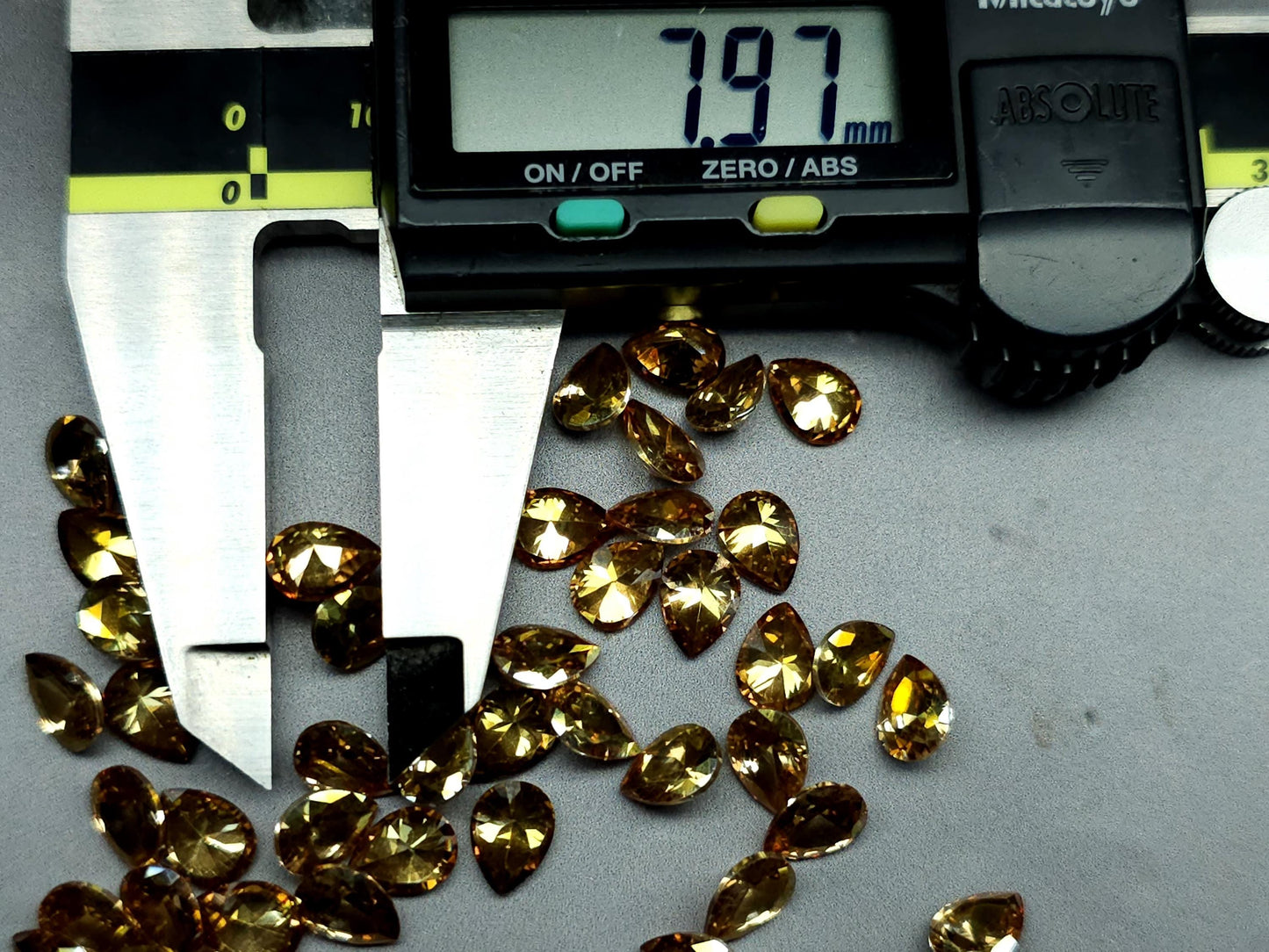 Cubic zirconia - Champagne - 8 mm - pear facet cut