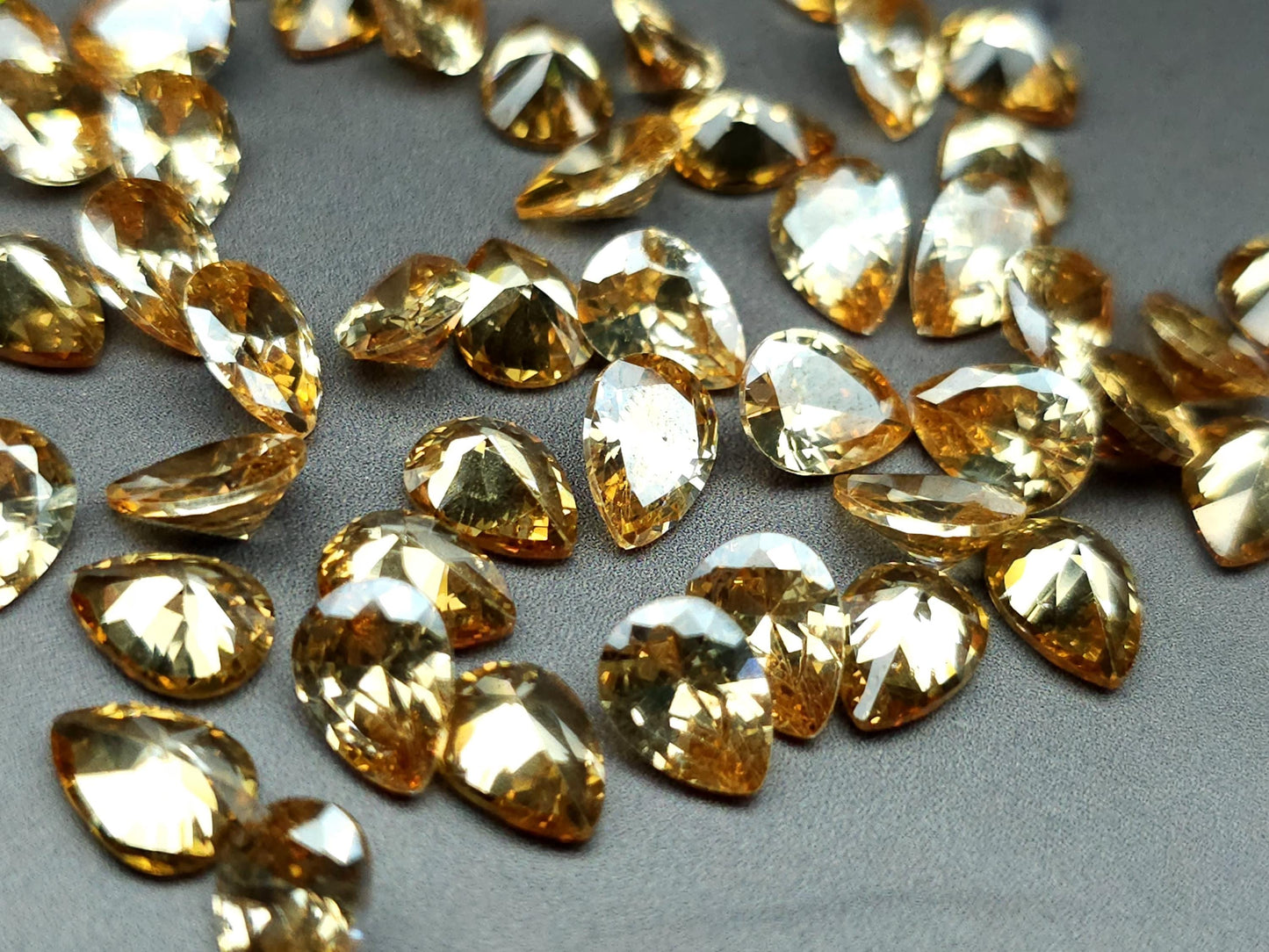 Cubic zirconia - Champagne - 8 mm - pear facet cut
