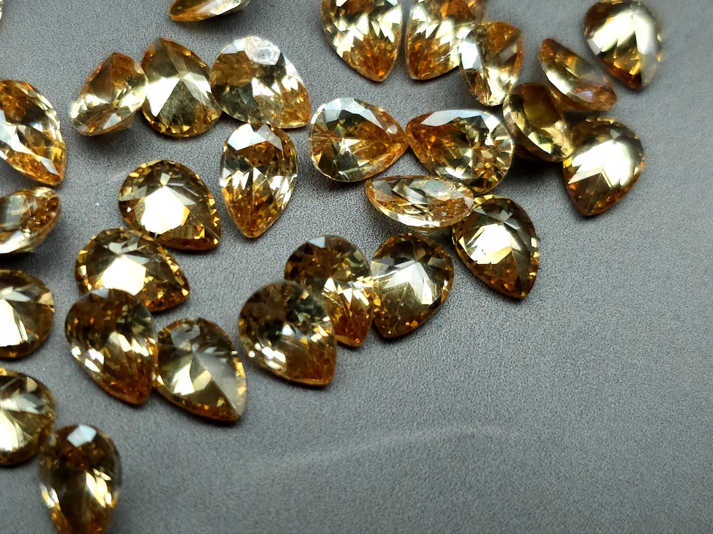 Cubic zirconia - Champagne - 8 mm - pear facet cut