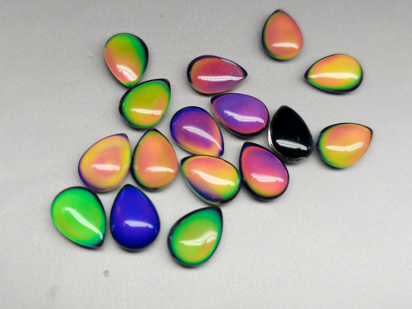 Mood stone - pear - 14 mm - colour change cabochon - Imbali Crafts