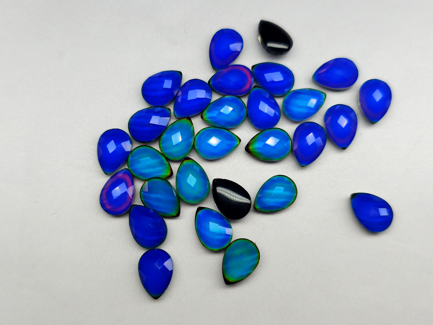 Mood stone - faceted pear - 10 mm - colour change cabochon - Imbali Crafts