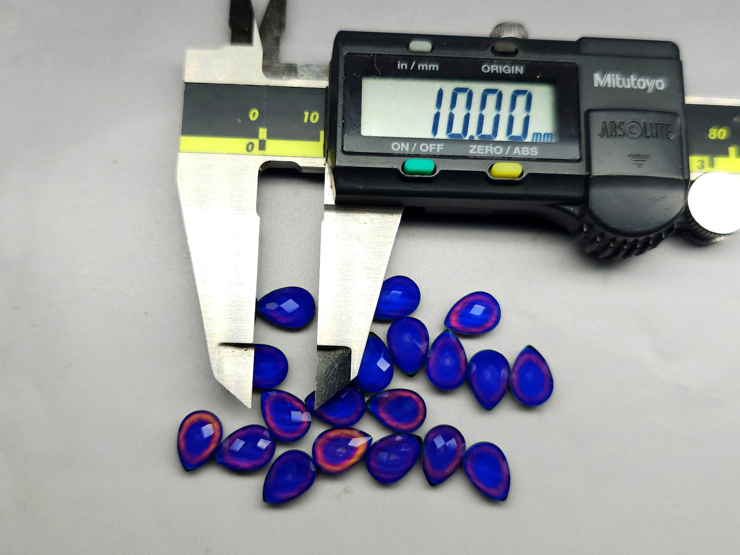 Mood stone - faceted pear - 10 mm - colour change cabochon - Imbali Crafts