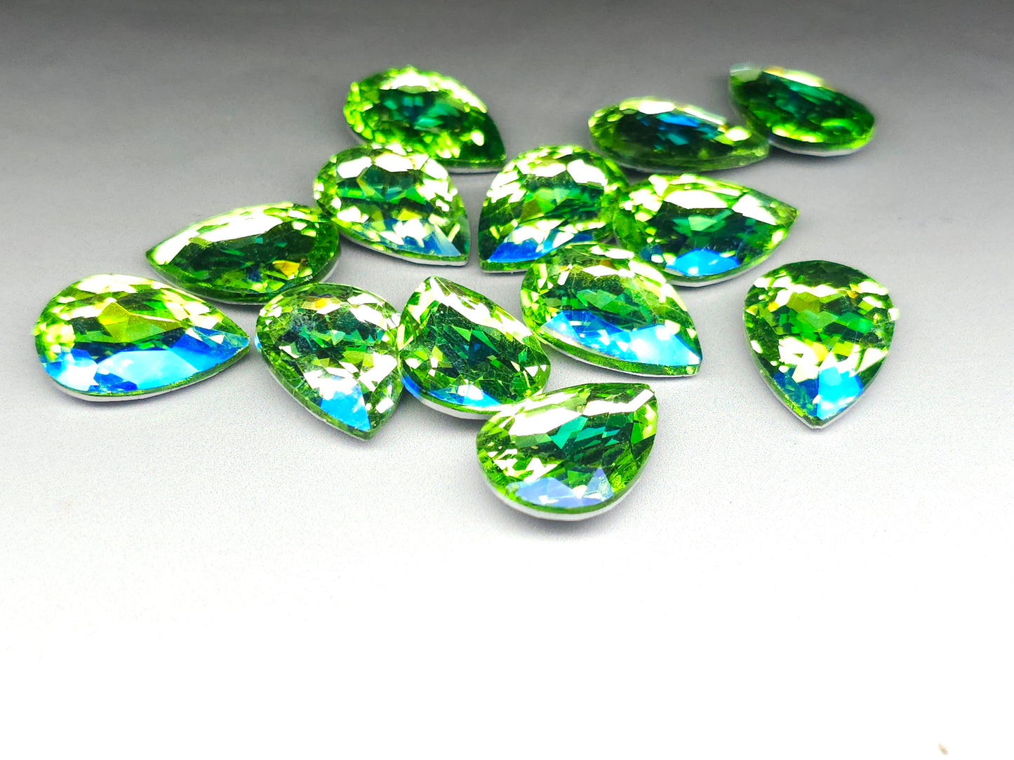 Glass crystal - pear - 25 mm - Peridot green