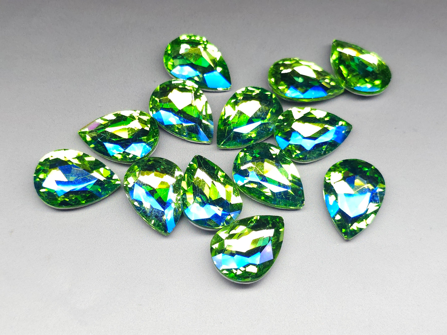 Glass crystal - pear - 25 mm - Peridot green