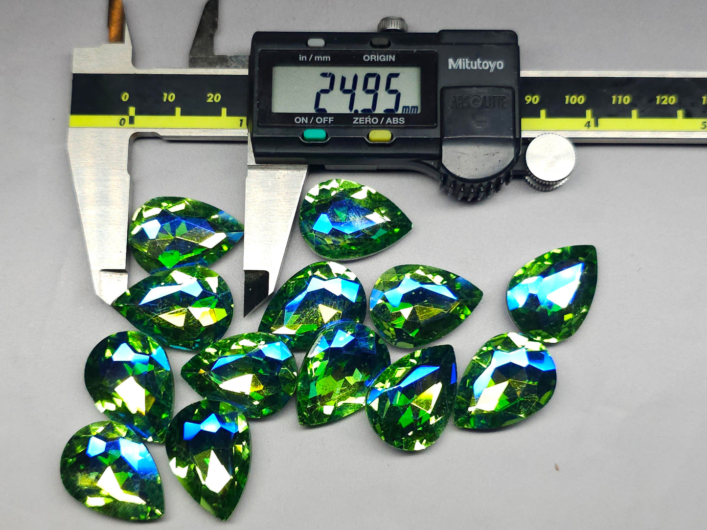Glass crystal - pear - 25 mm - Peridot green