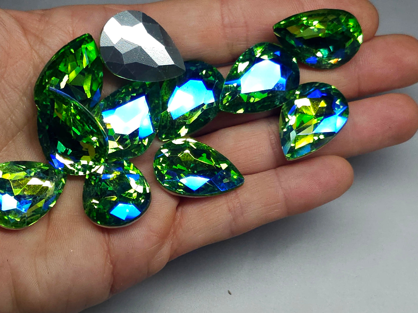 Glass crystal - pear - 25 mm - Peridot green