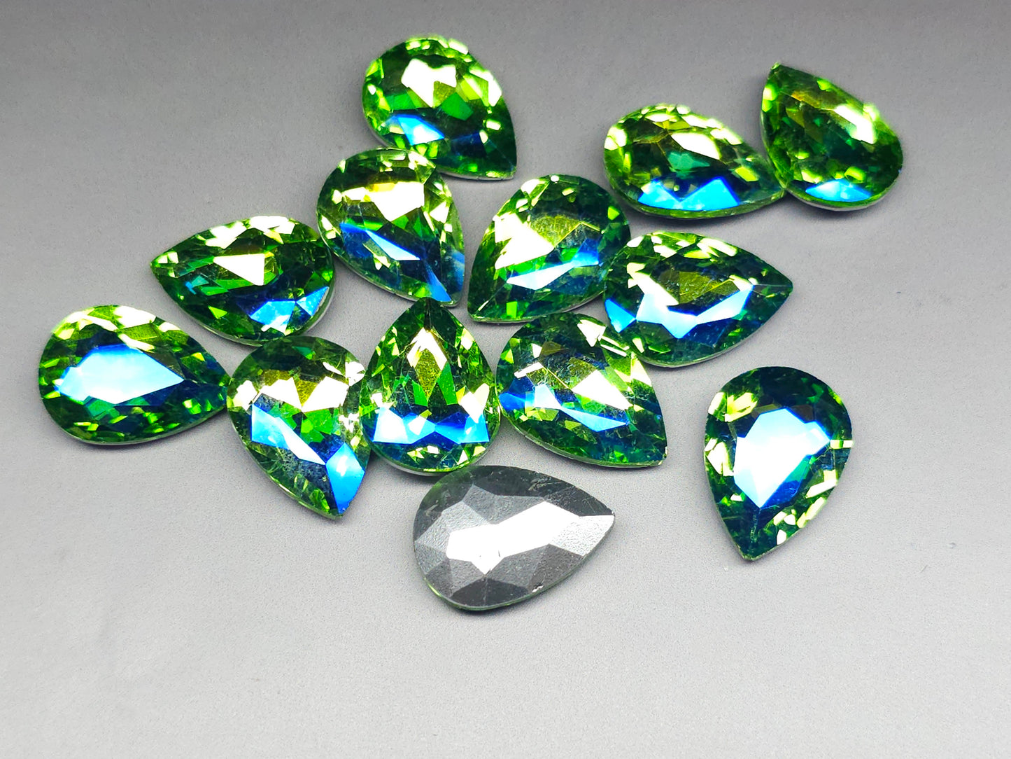 Glass crystal - pear - 25 mm - Peridot green