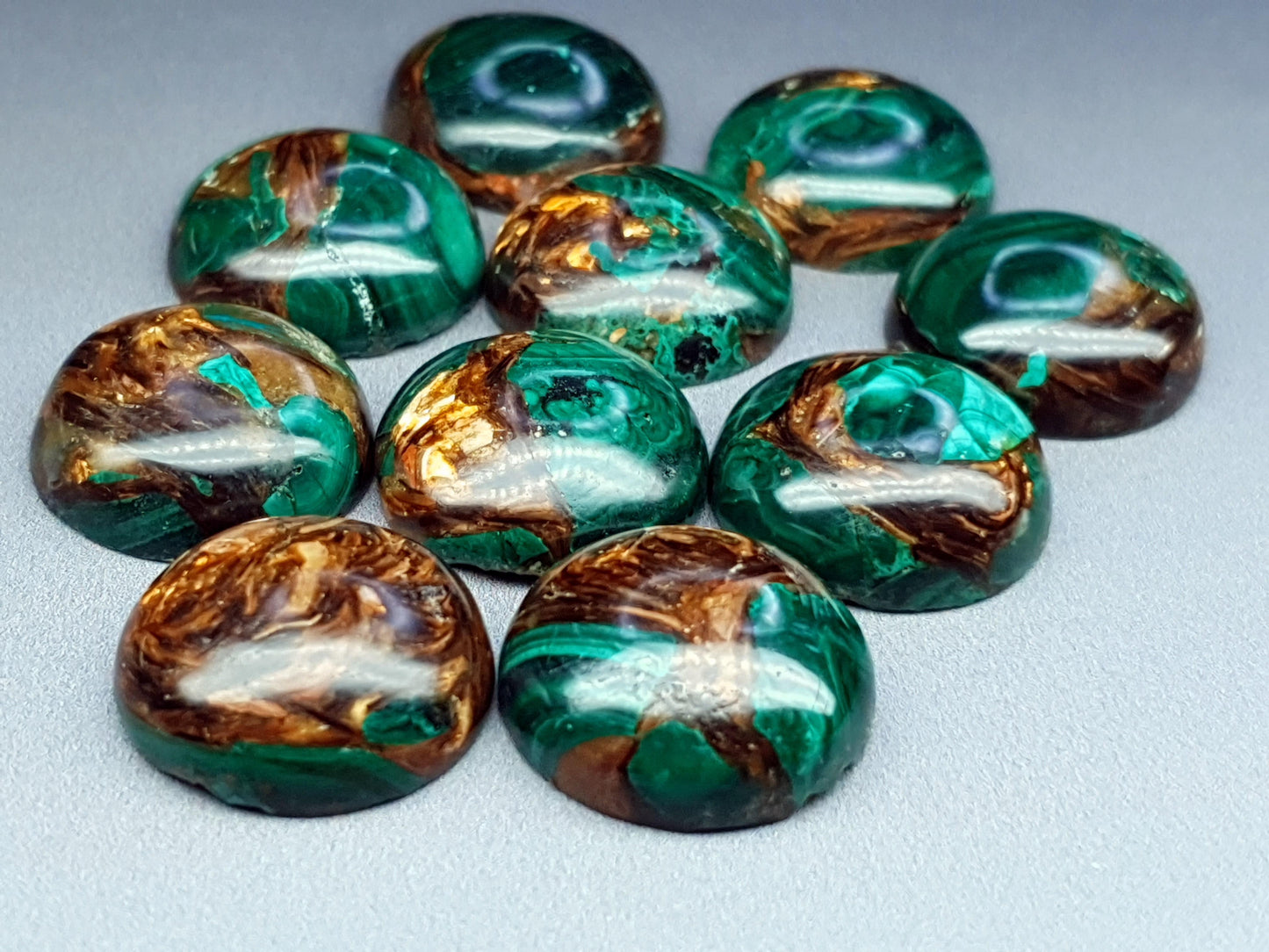 Copper bornite cabochon round 18 mm top view