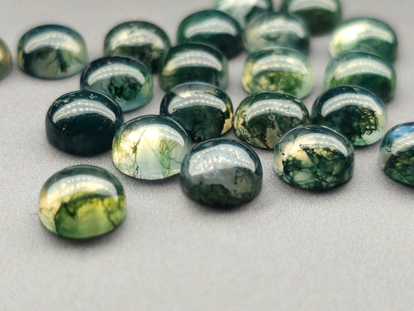 Moss agate 8 mm round cabochon