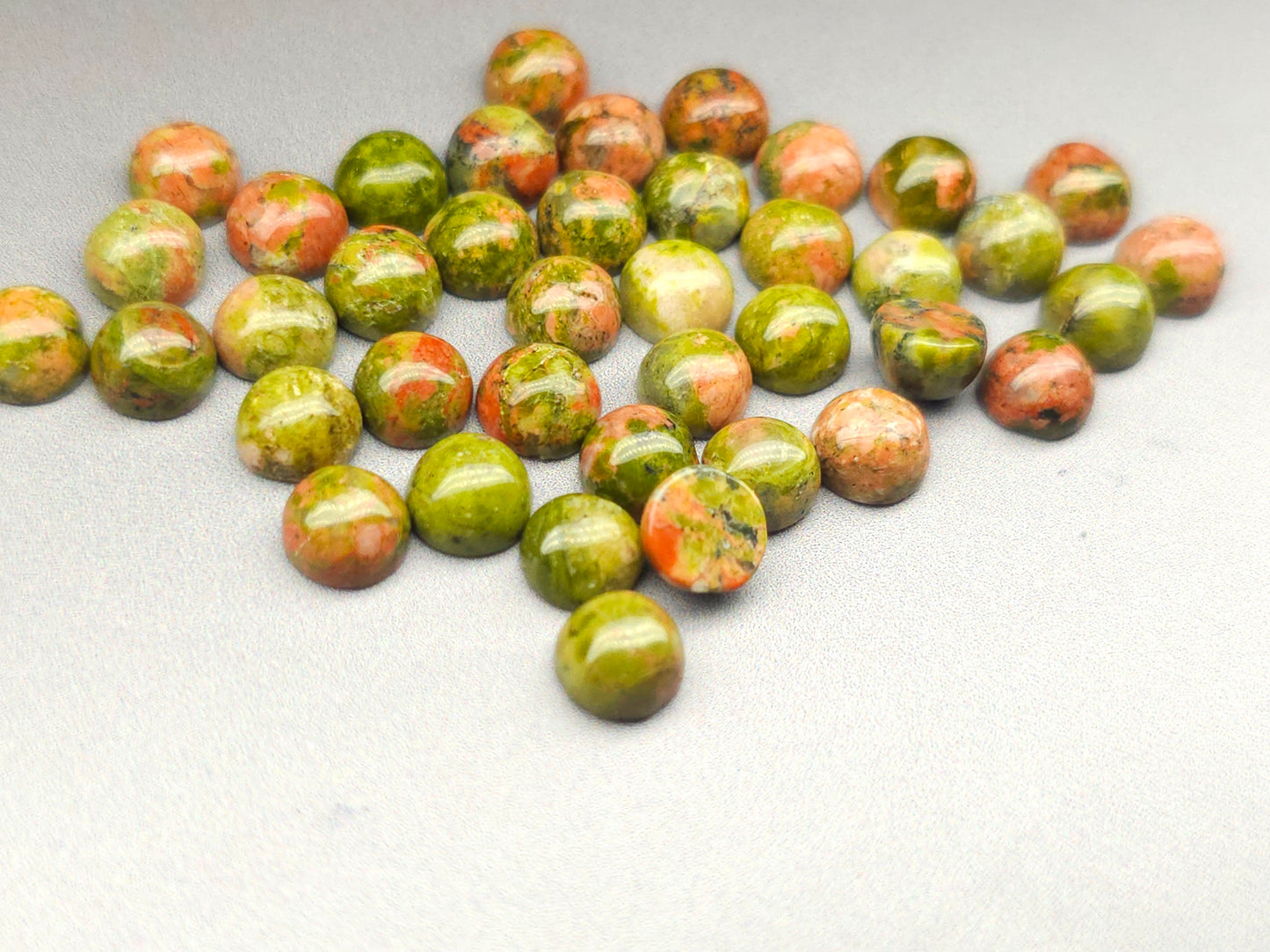 Unakite cabochon - round - 6 mm