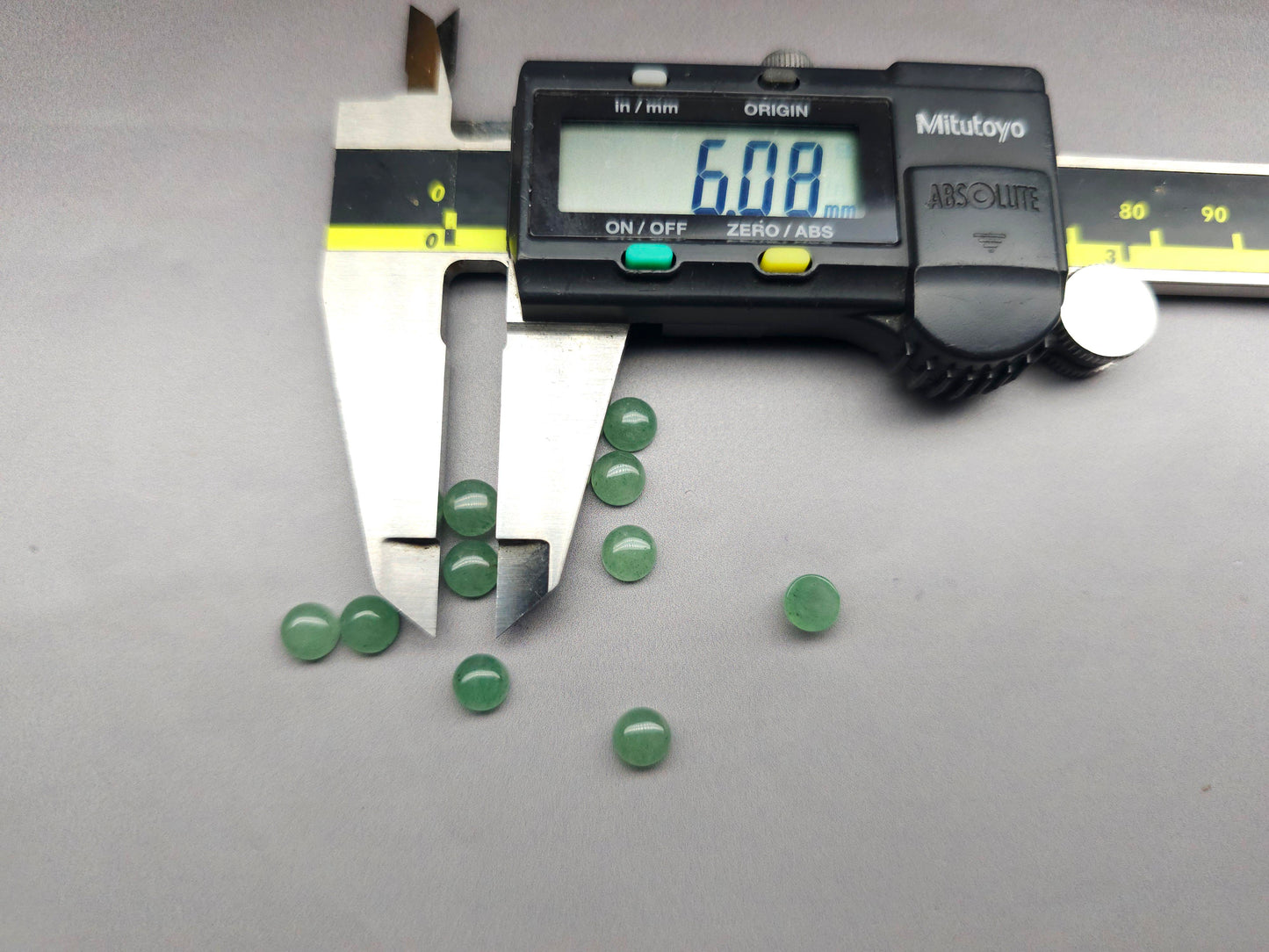 Aventurine cabochon - round - 6 mm