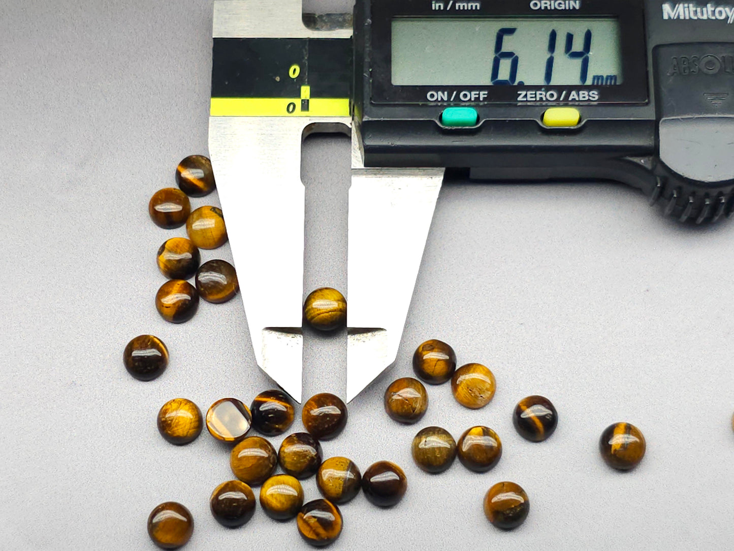 Tigers eye cabochon - round - 6 mm