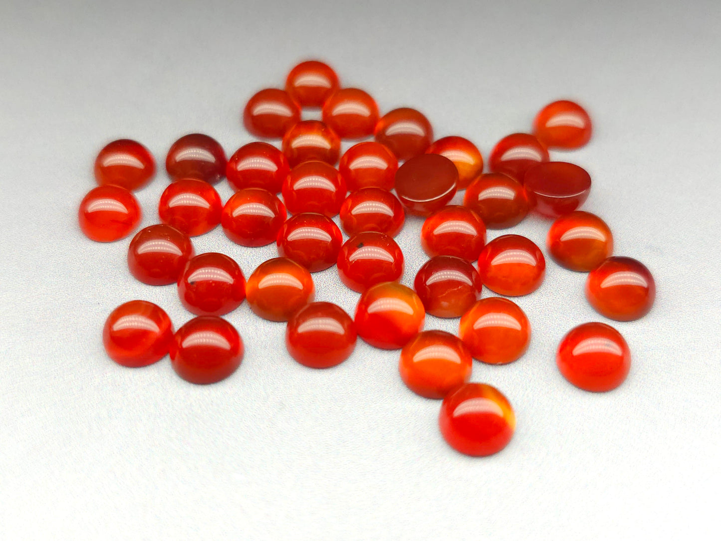 Carnelian cabochon - round - 6 mm