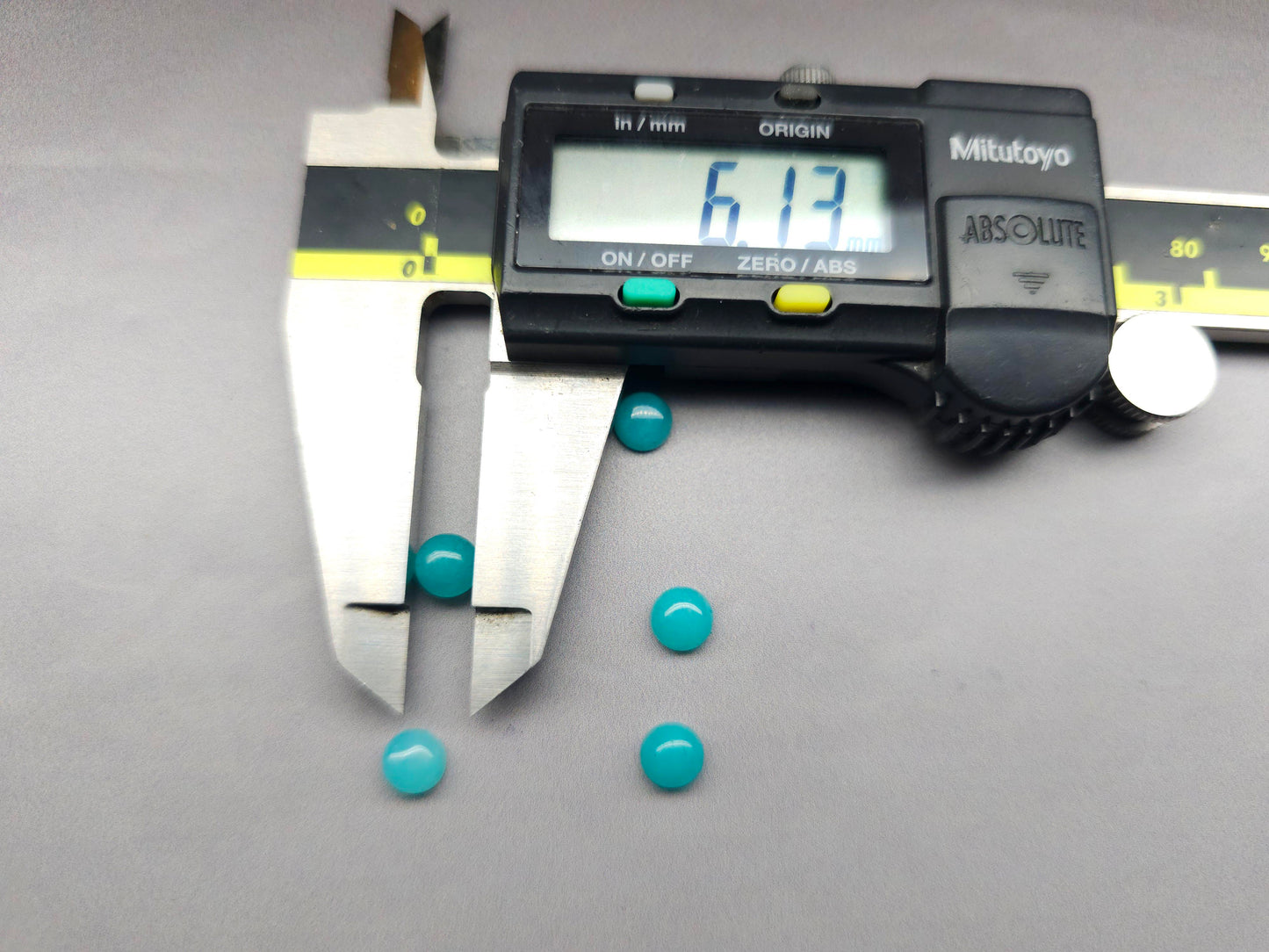 Jade - aqua cabochon - round - 6 mm