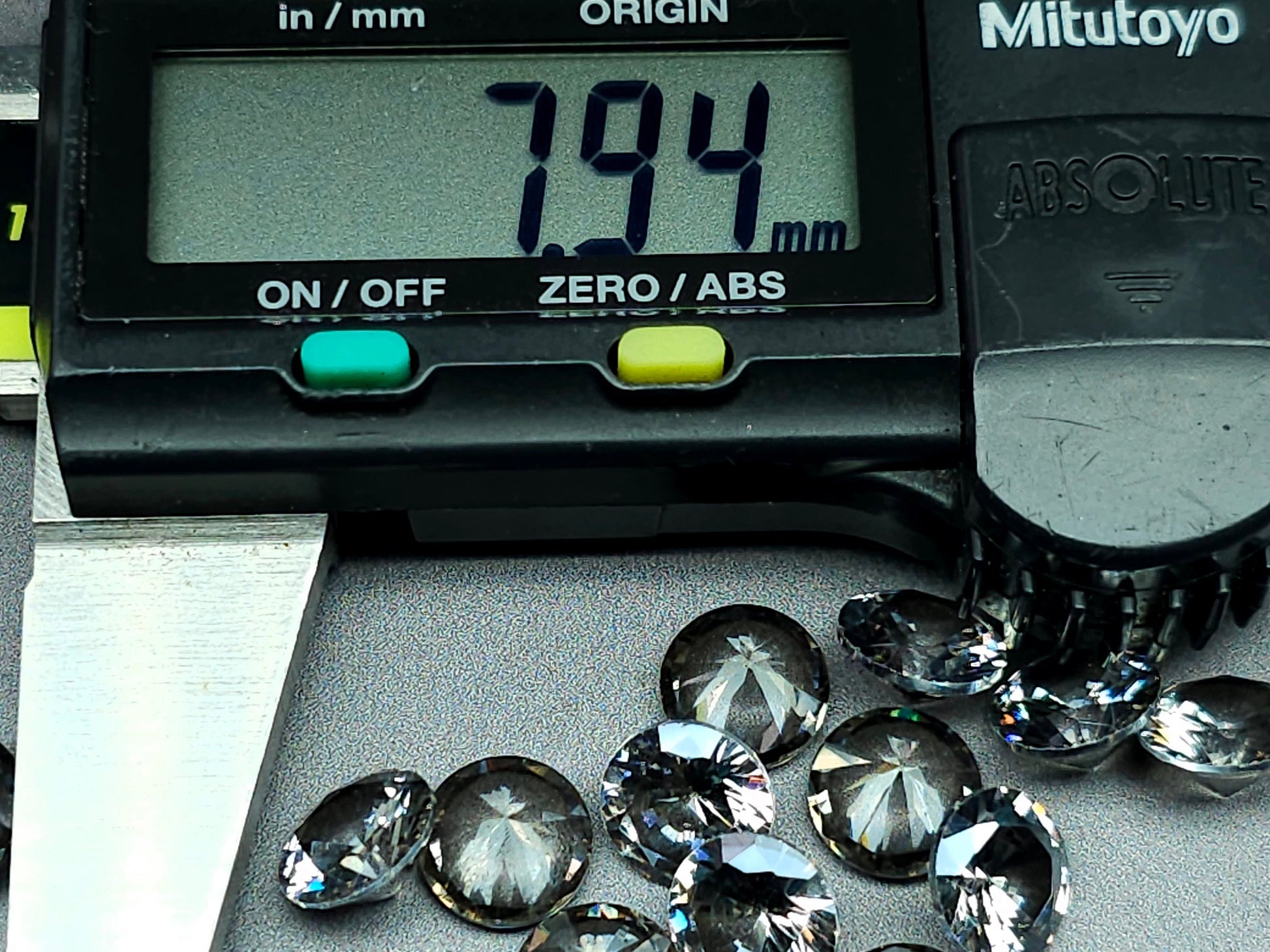 Cubic zirconia - smokey quartz - 8 mm - round faceted cut
