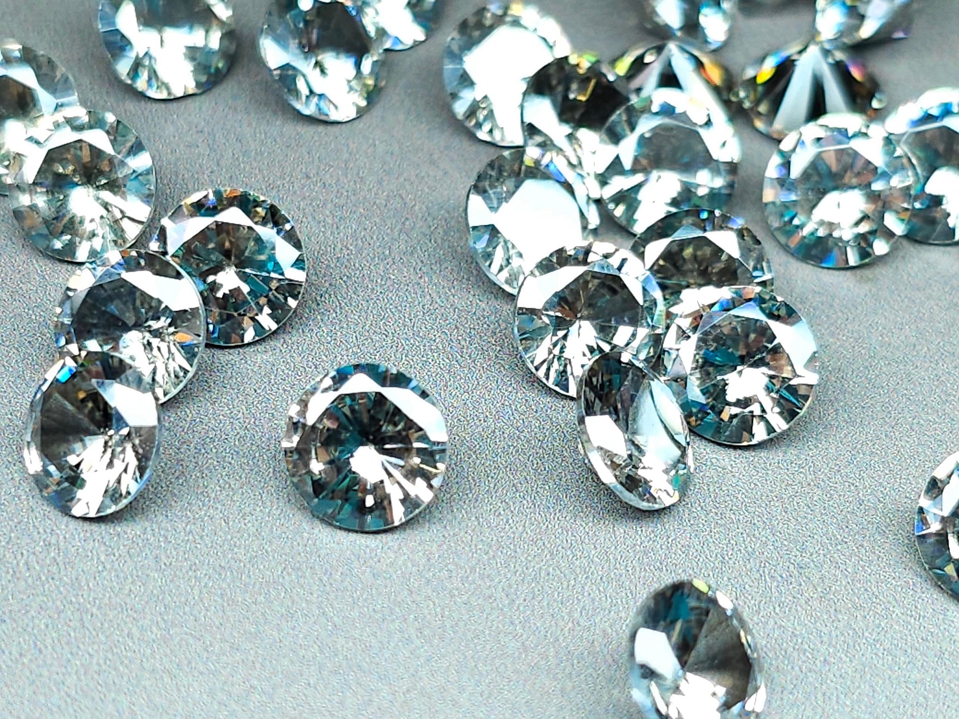 Cubic zirconia - smokey quartz - 8 mm - round faceted cut