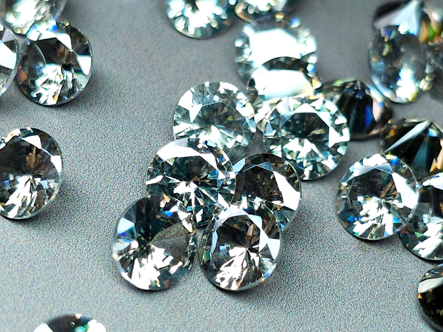 Cubic zirconia - smokey quartz - 8 mm - round faceted cut