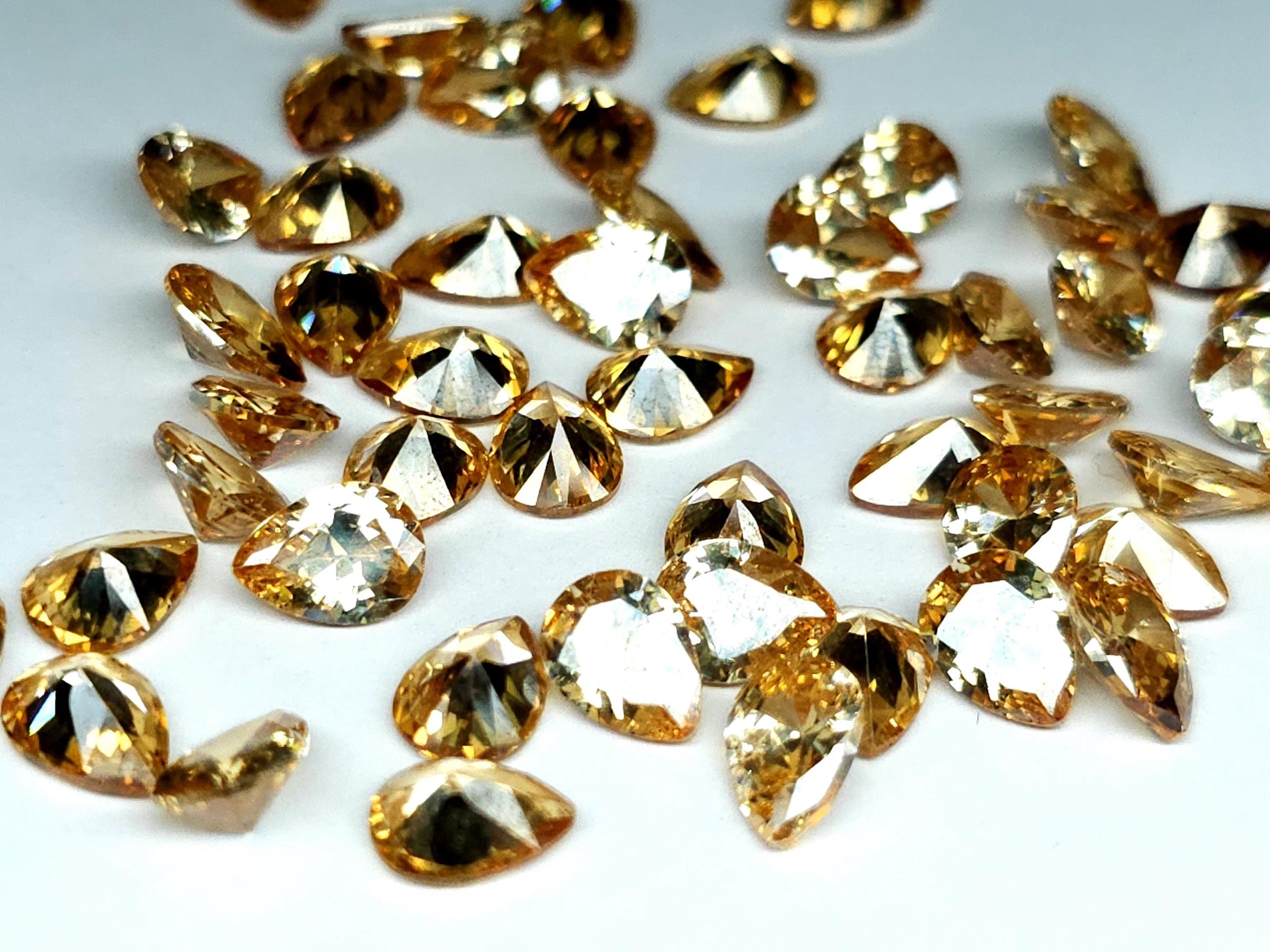 Cubic zirconia - Champagne - 8 mm - pear facet cut