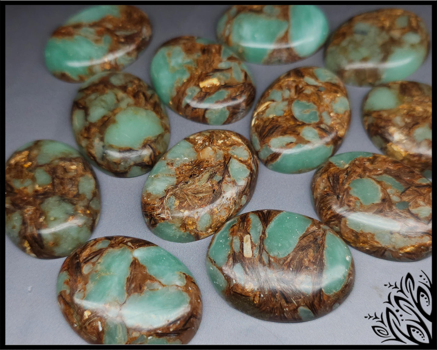 Mint synthetic bronzite cabochon - oval - 40 mm